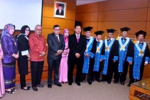 Kabag Humas berfoto bersama usai sidang terbuka.